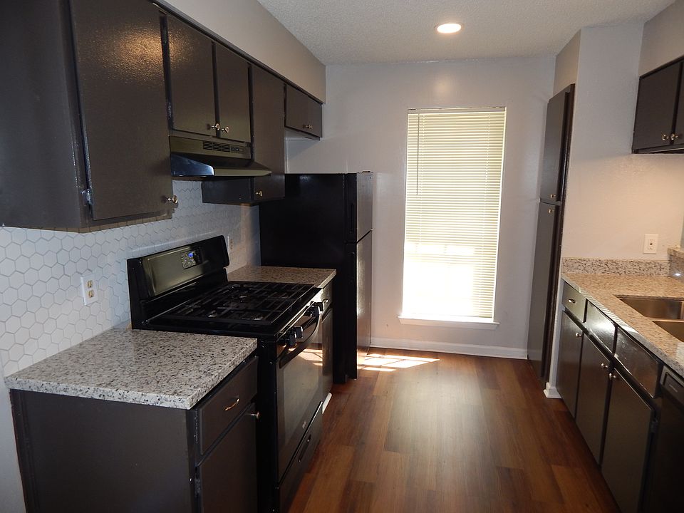 3 bedroom duplex kitchen with granite countertops