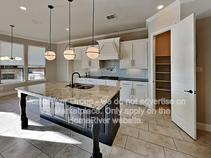 5 bed, 4.0 bath, 4654 sqft, $6,500 — Photo 1