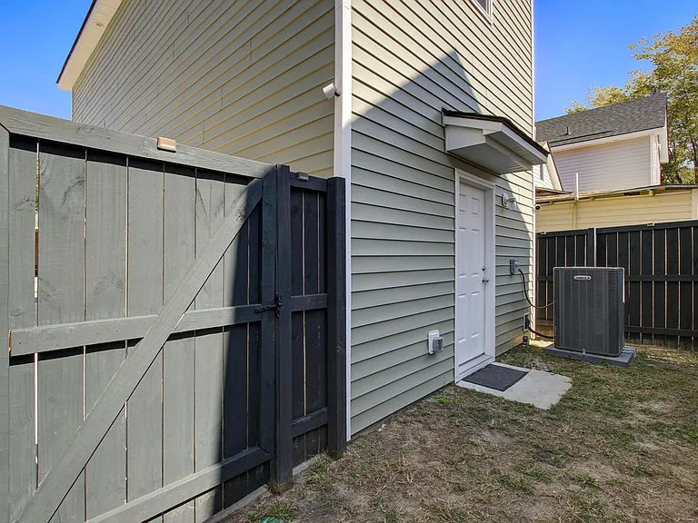 2045 Arbutus Ave — Photo 17