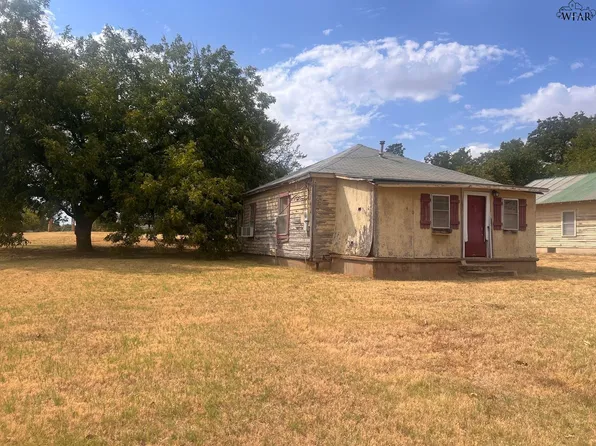 410 S Texowa St, Iowa Park, TX 76367