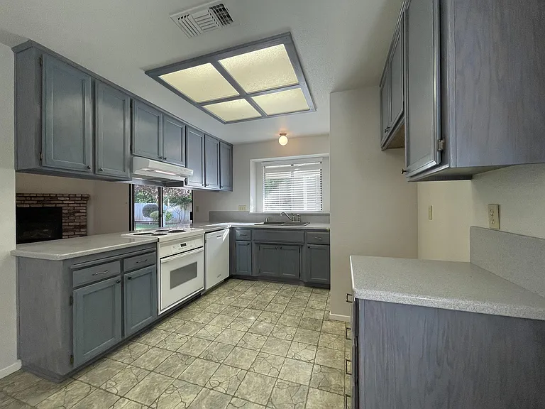 1817 Heron Ln — Photo 4