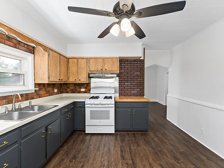 219 Douglas Ave — Photo 8