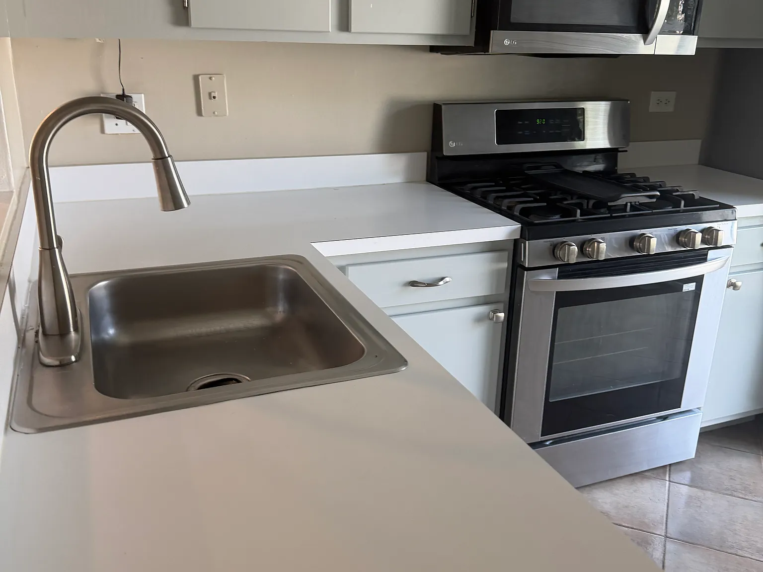 2 bed, 1.5 bath, 1052 sqft, $2,200 — Photo 3