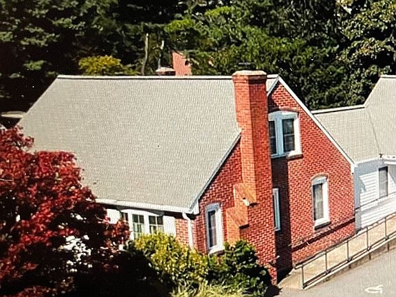 House view from the east, note it is next to dental office but no access, they are two separate buildings.