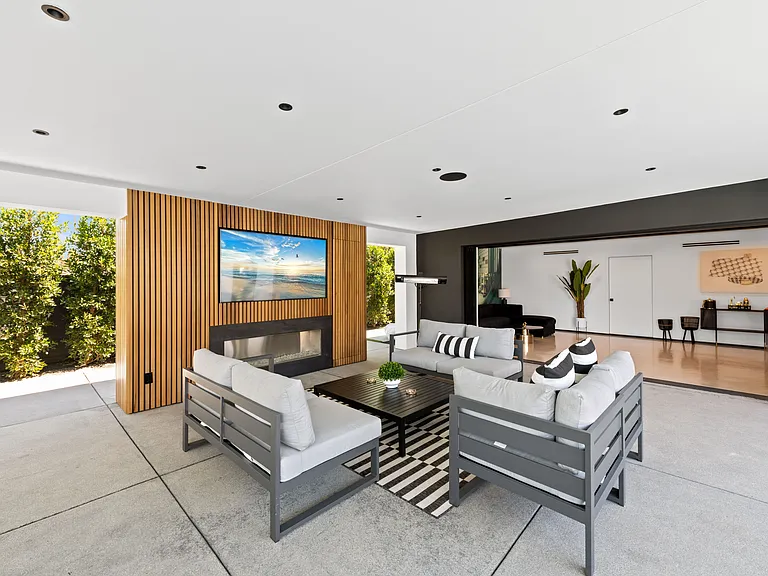 850 E Sierra Way — Photo 32