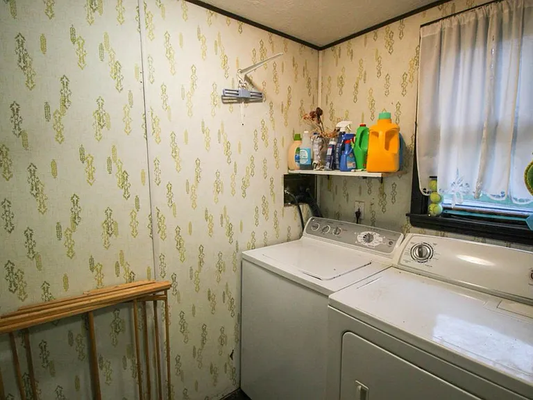 421 E Broadway St — Photo 7