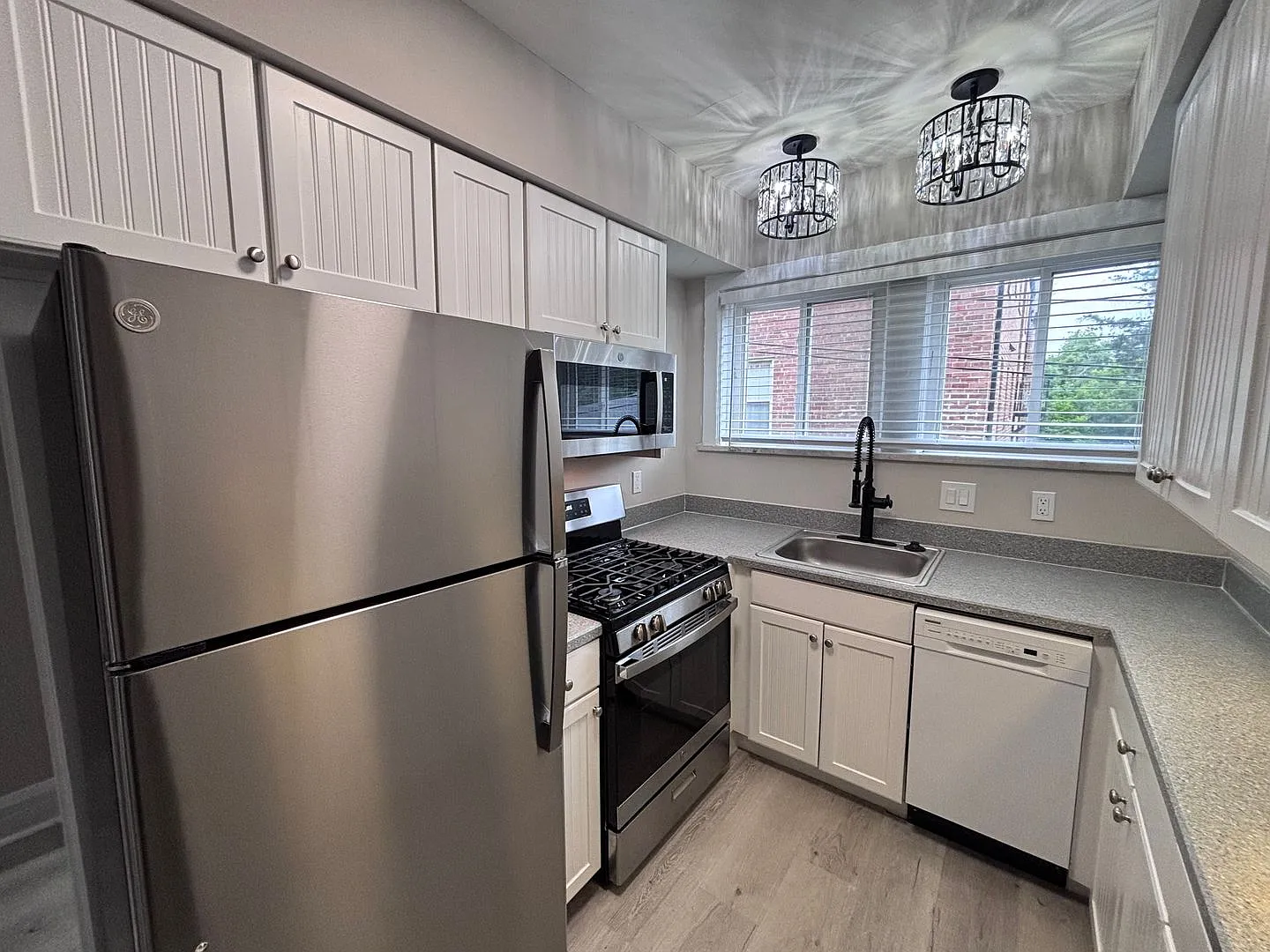 7556-7560 Byron Pl — Photo 4