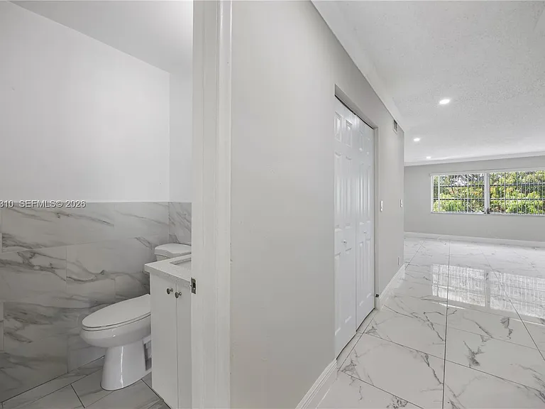 5450 Hollywood Blvd #203 — Photo 9