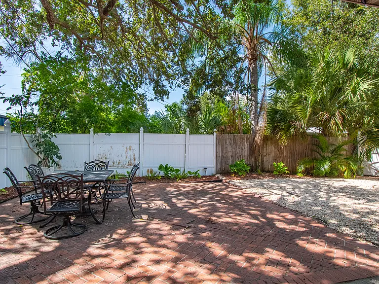 2420 Mineola Dr S — Photo 28