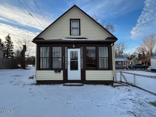 311 4th St NW, Jamestown, ND 58401
