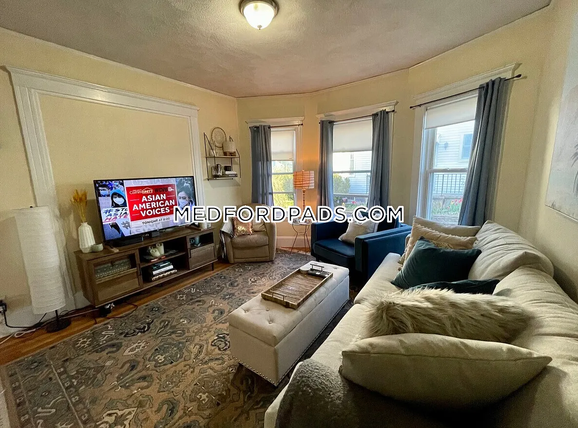 3 bed, 9999 sqft, $4,200 — Photo 2
