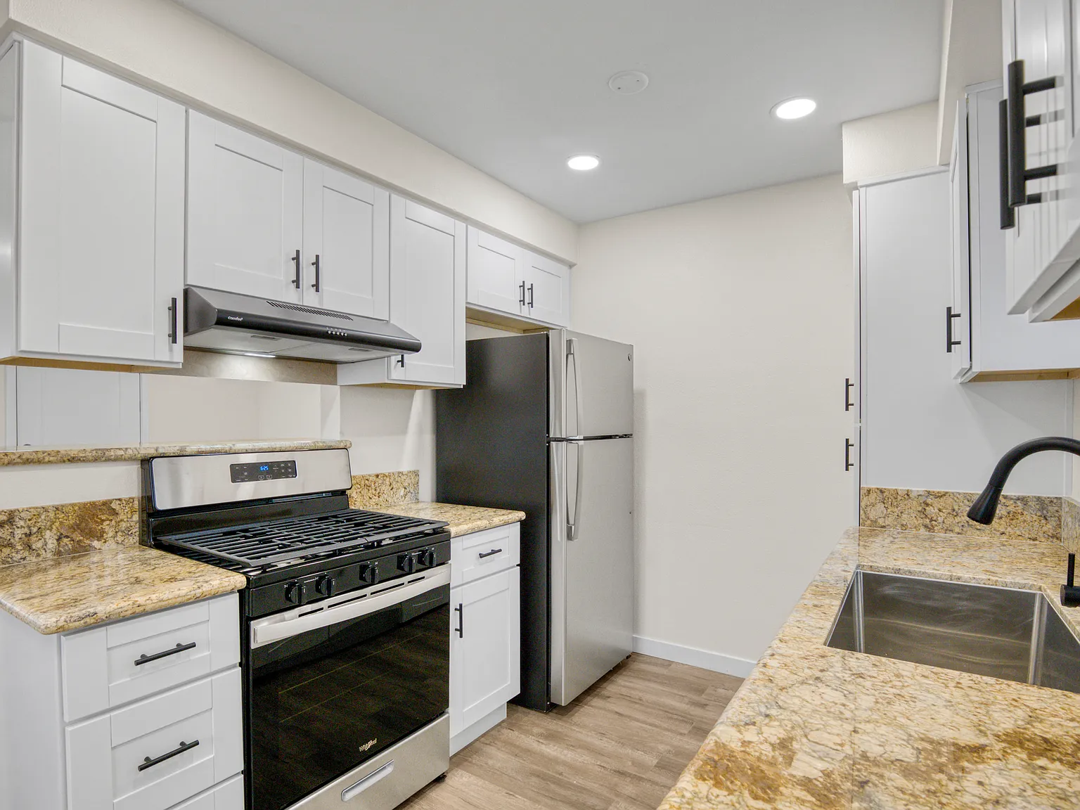 2 bed, 600 sqft, $2,300 — Photo 3