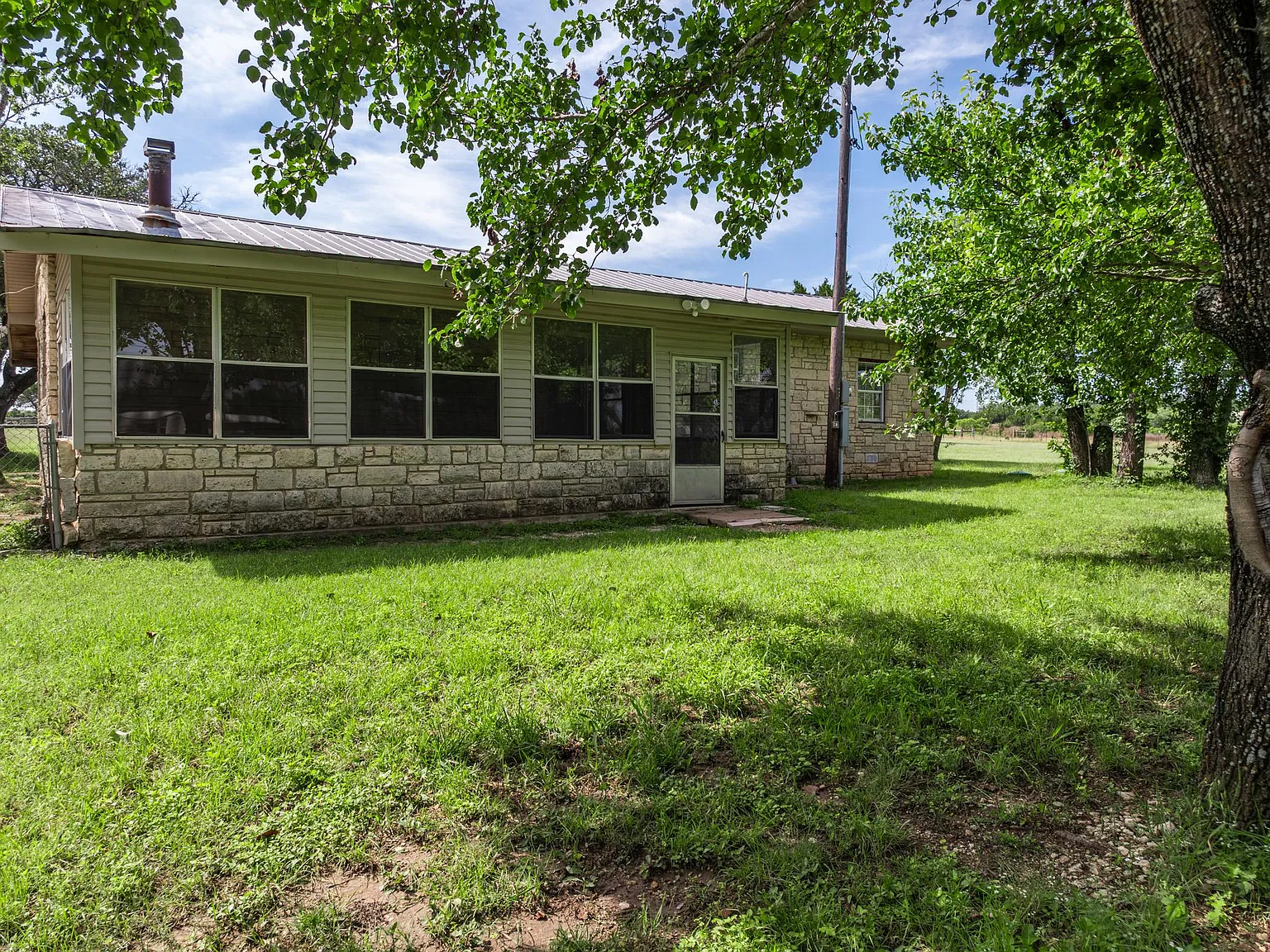3 bed, 2.0 bath, 1704 sqft, $1,900 — Photo 1