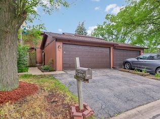 211 Chicory Ct, Buffalo Grove, IL 60089