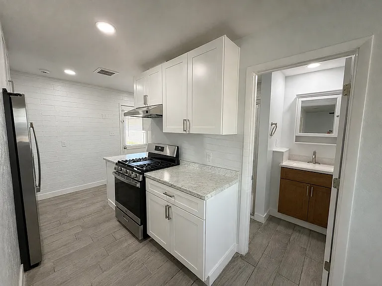 2206 W Vista Ave #B — Photo 1