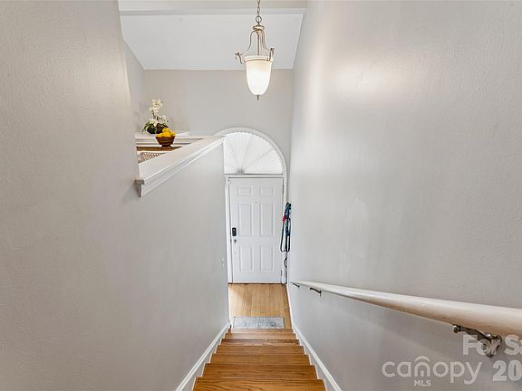 4th image of 1806 Fairlawn Ct