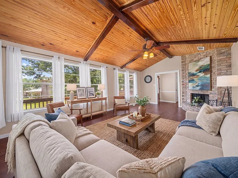 203 Farmer Dr — Photo 3
