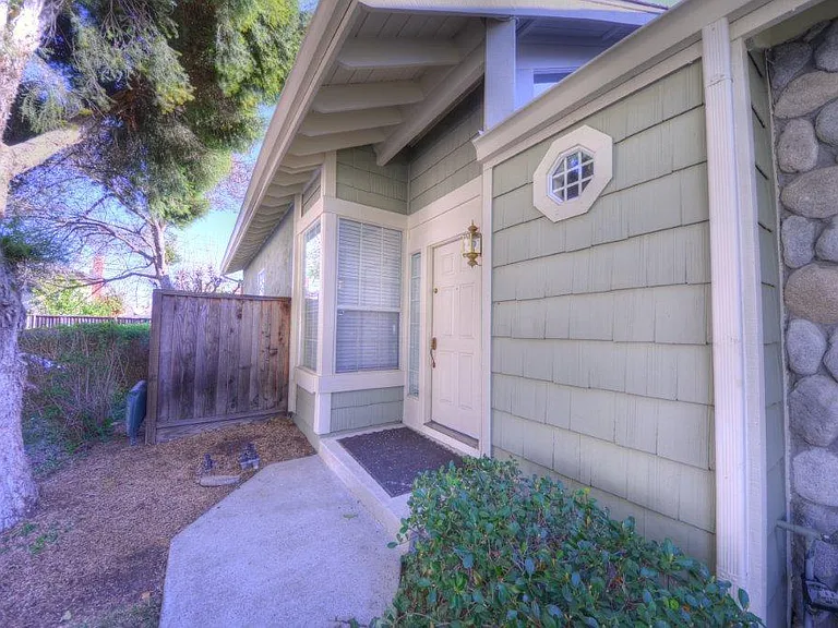 201 Yarborough Ln — Photo 3