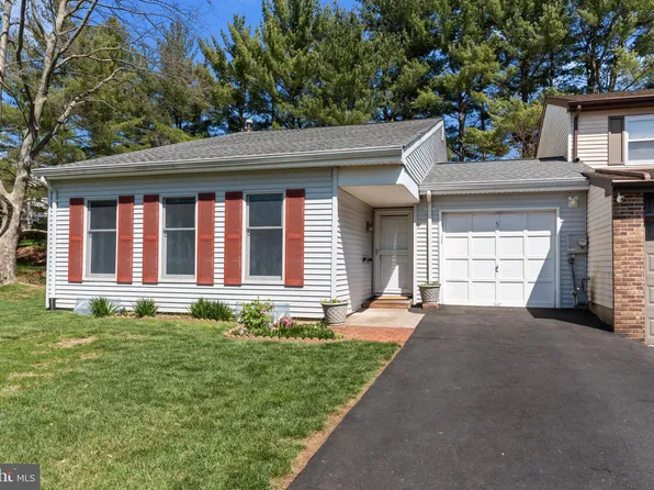 5 King Charles Ln, Newtown, PA 18940