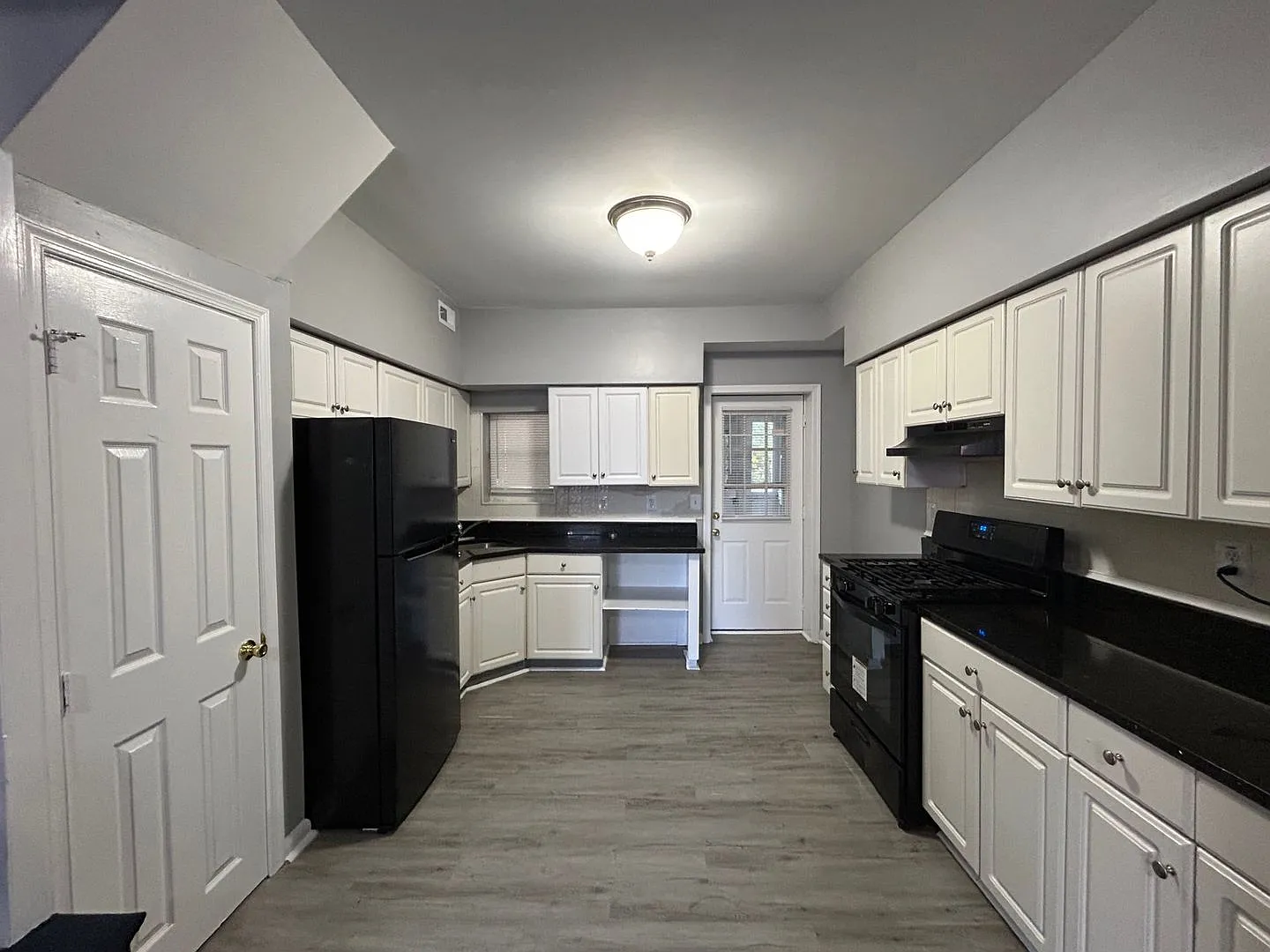 Baltimore - 3 Bedrooms and 1 bath Available! — Photo 2
