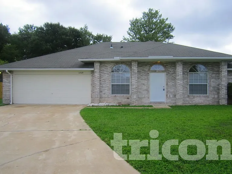 11509 Twin Oaks Trl — Photo 1