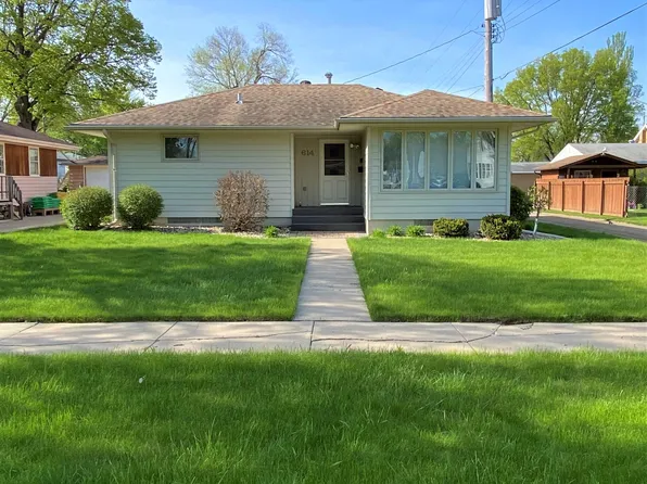 614 12th Ave NE, Aberdeen, SD 57401