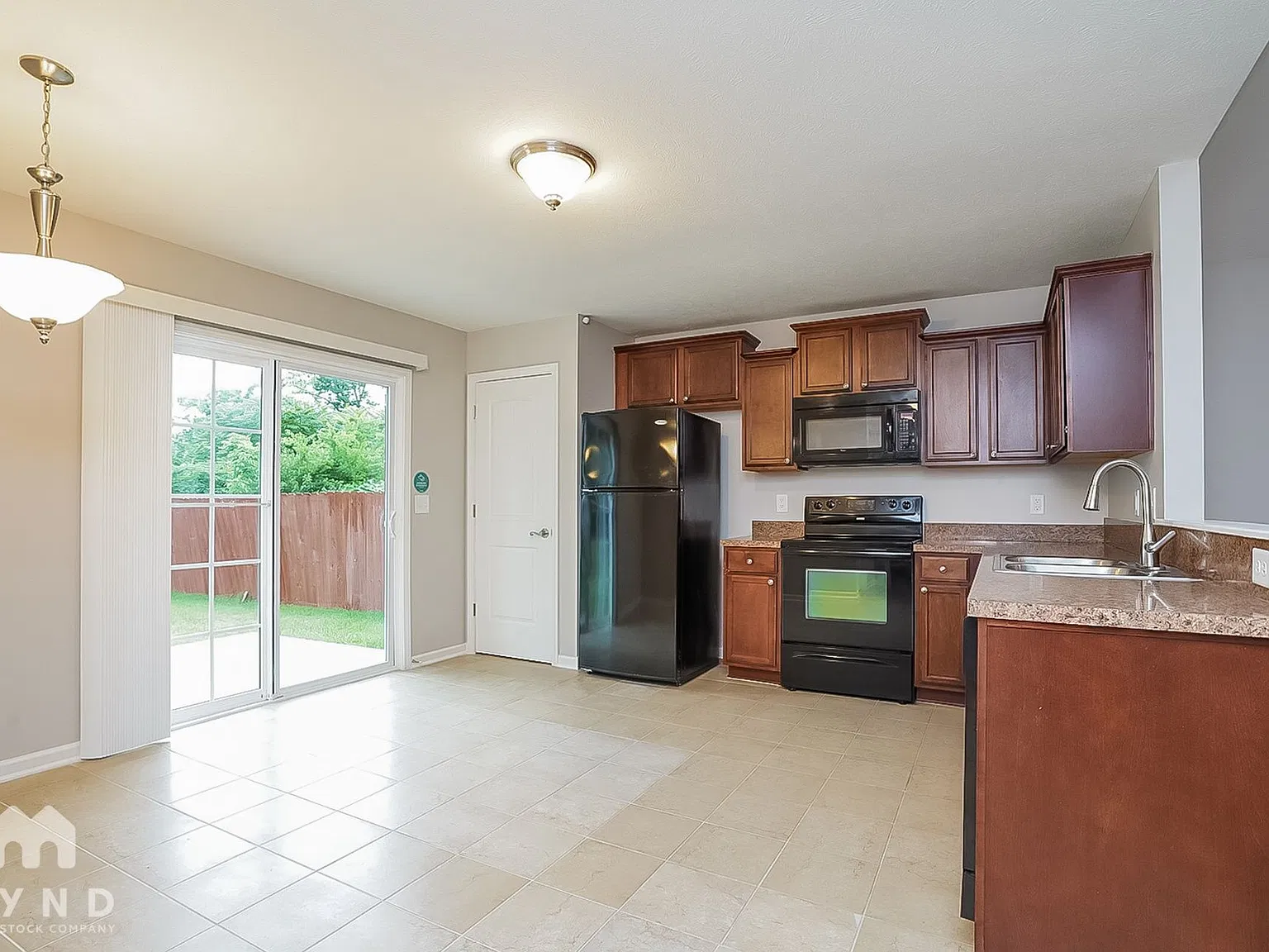 3 bed, 2.0 bath, 1359 sqft, $2,065 — Photo 3
