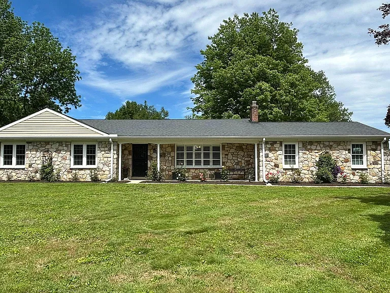 541 Cheyney Rd — Photo 2