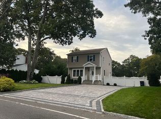 33 Teller Ave, Coram, NY 11727