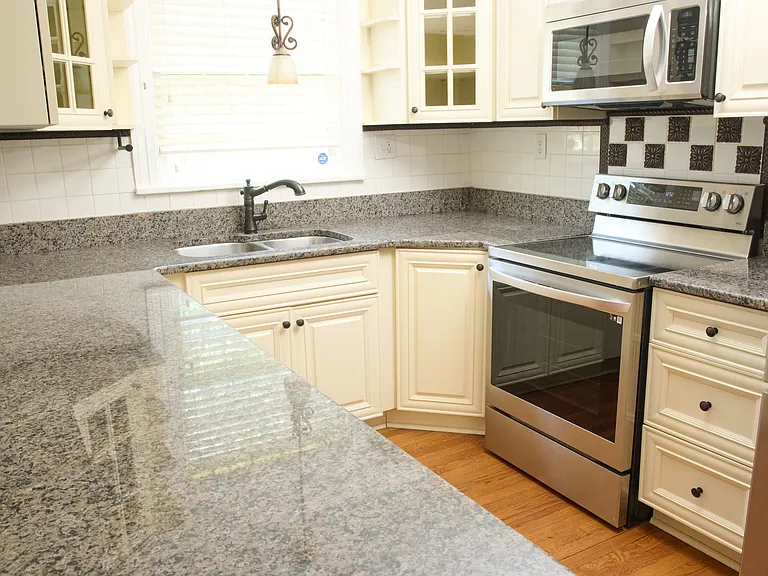 2801 Kenwood Ave — Photo 4