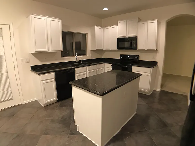 17584 W Acacia Ct — Photo 7