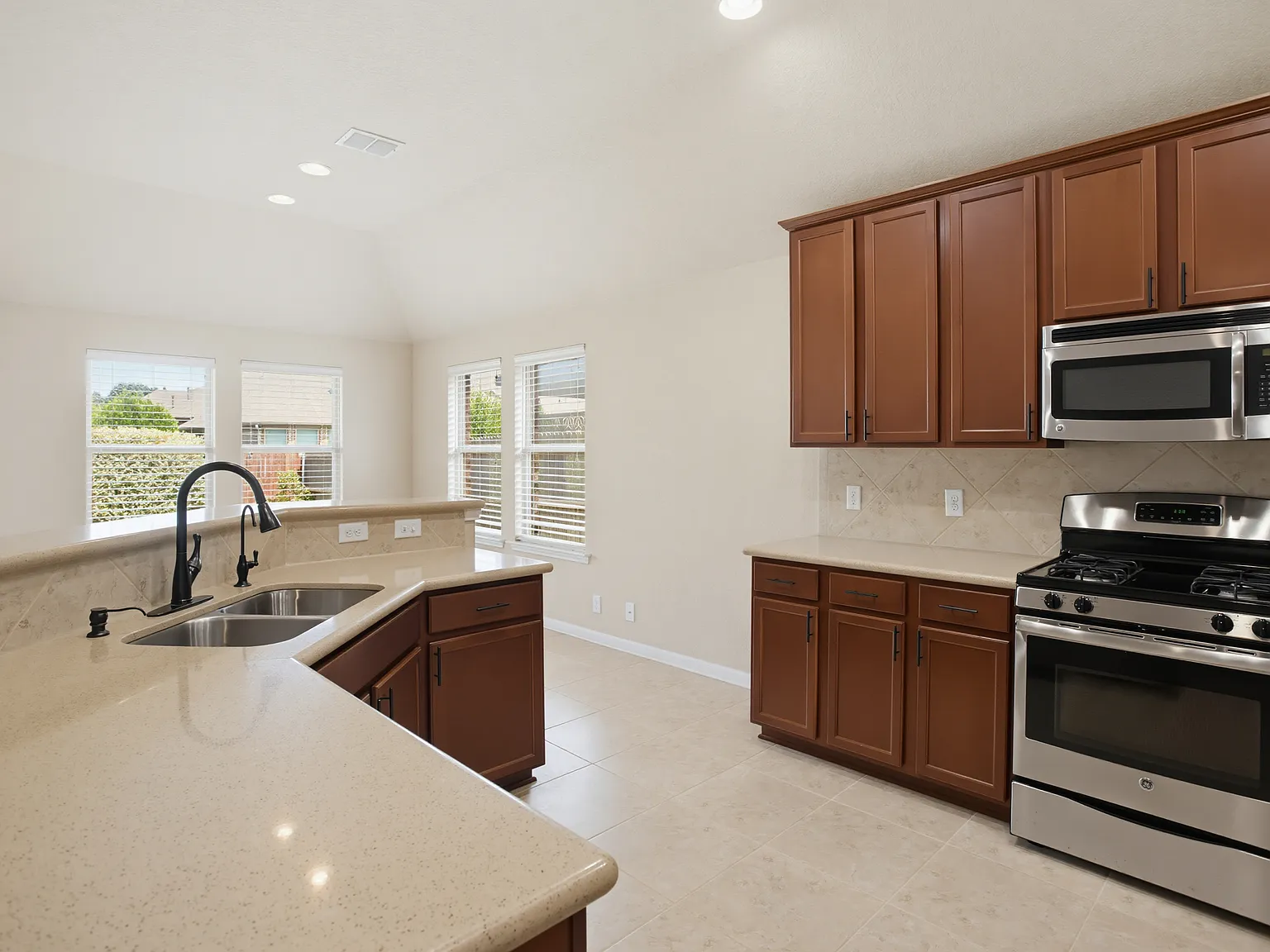 3 bed, 1887 sqft, $2,400 — Photo 2