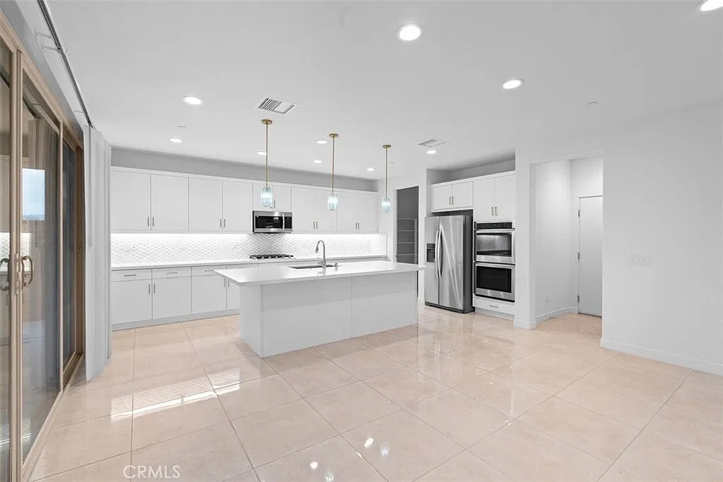 4 bed, 3.5 bath, 2733 sqft, $3,999 — Photo 3