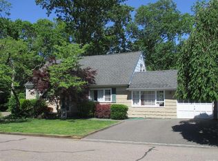 305 Park Ave, Babylon, NY 11702