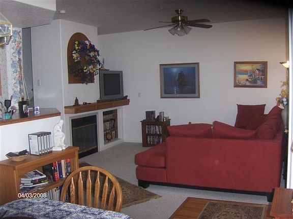 LR w/flip-the-switch gas fireplace.