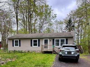1198 Chickadee Dr, Pocono Summit, PA 18346