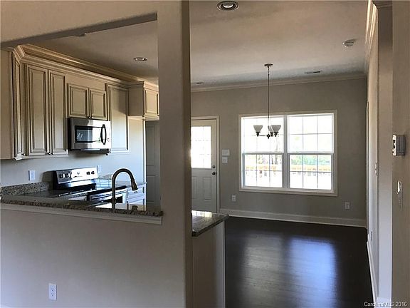 4th image of 905 Blackstone Dr