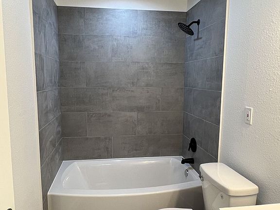 3rd image of 1301-1307 NE 183rd Ave #1305