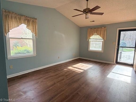 4th image of 626 Rock Garden Cir