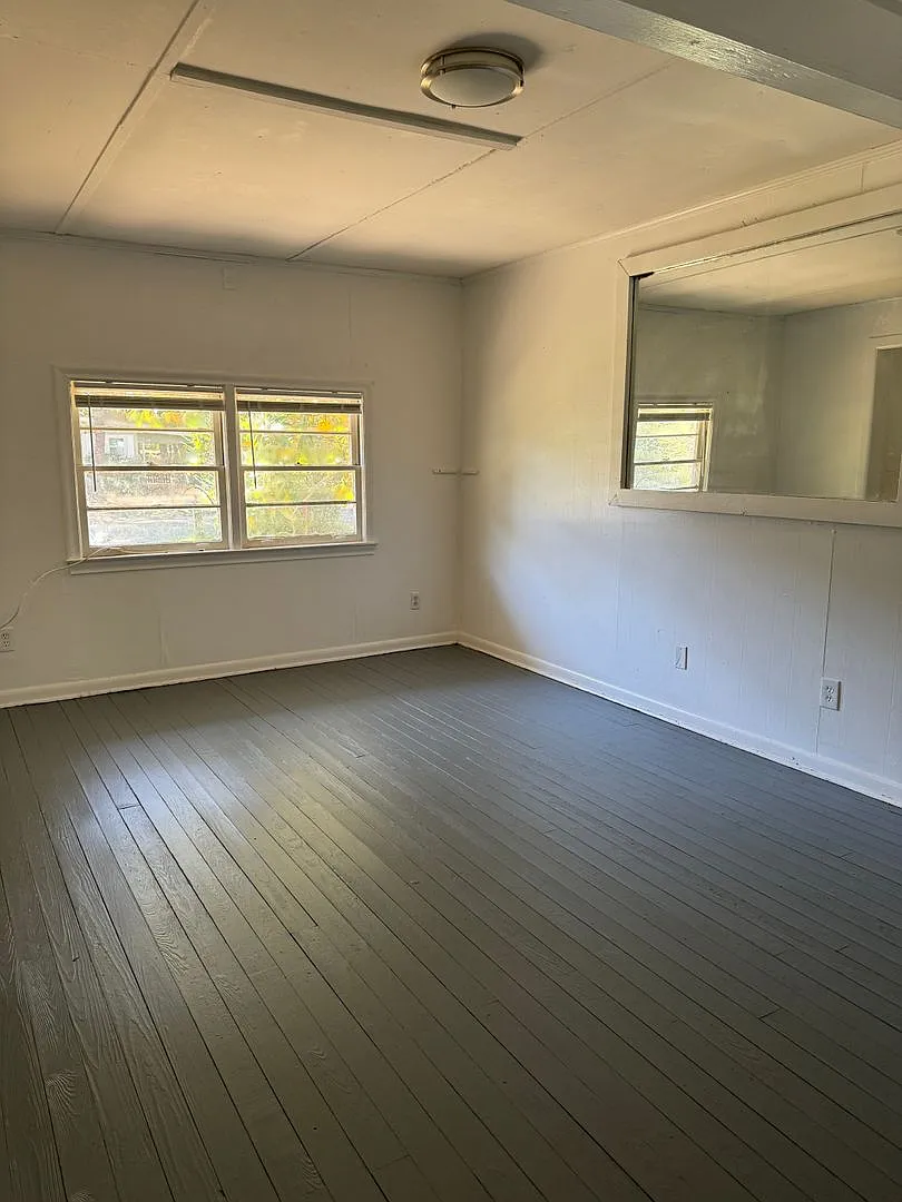 3 bedroom 1 bath house with a large back yard! Available now! — Photo 3