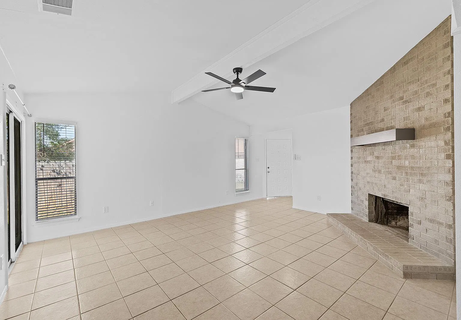 3 bed, 2.0 bath, 2045 sqft, $1,575 — Photo 4