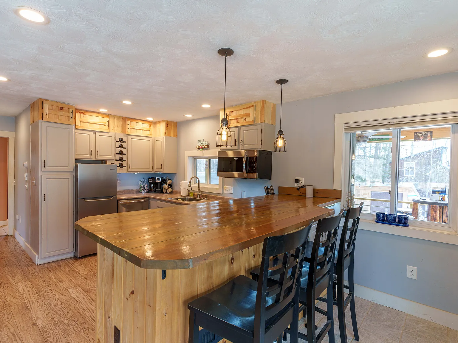 2 bed, 1300 sqft, $2,200 — Photo 3