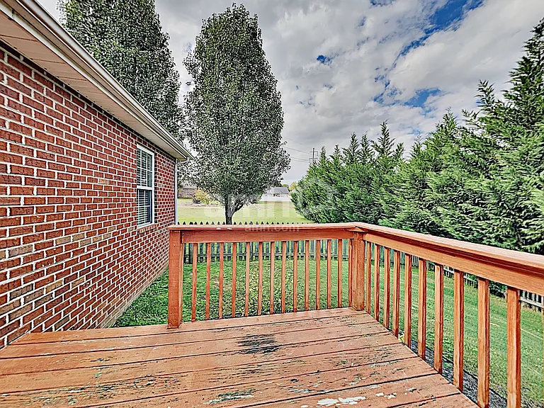 1423 Newbury Ln — Photo 15