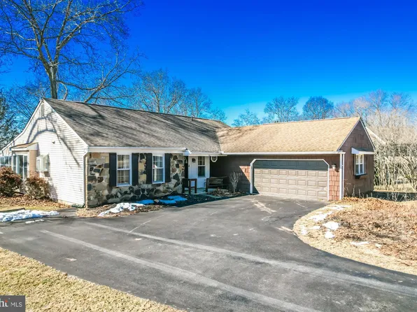 1422 Scenic Dr, Downingtown, PA 19335
