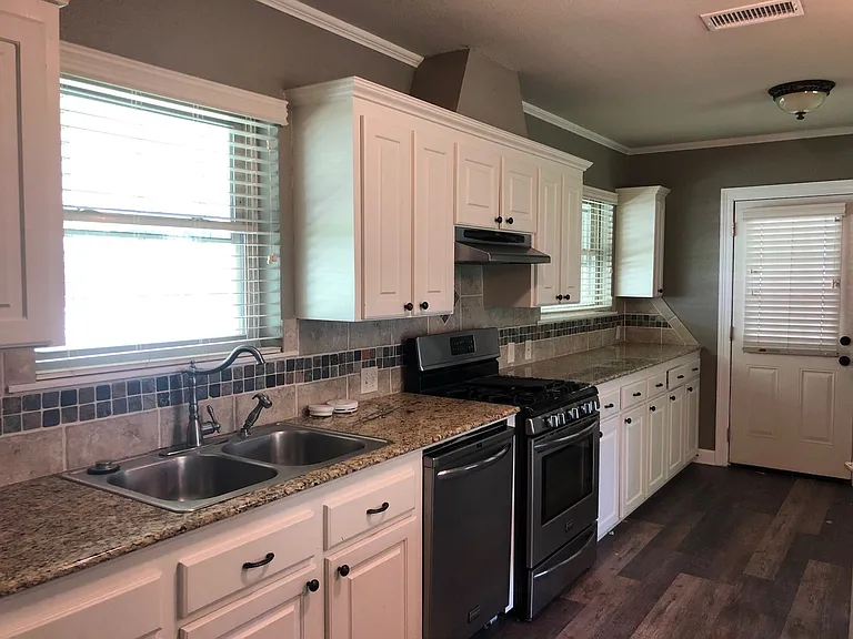 368 Oak St — Photo 11