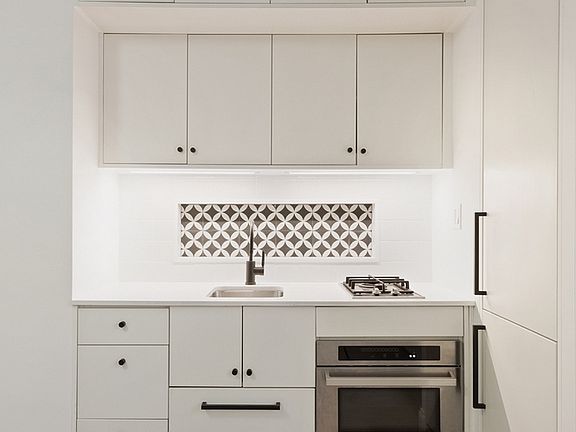 3rd image of 220 W 24th St APT 5K
