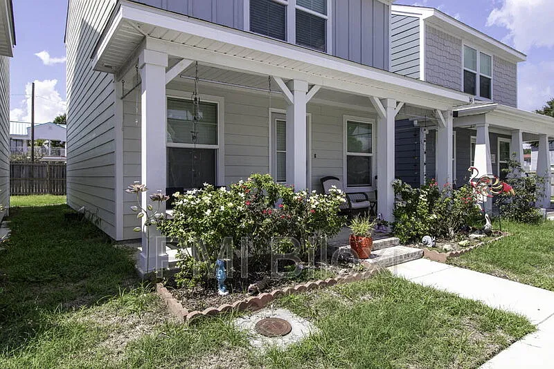 3 bed, 1.5 bath, 1000 sqft, $2,500 — Photo 2