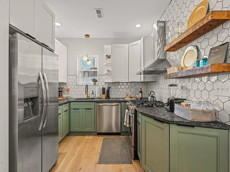 147 E Allen St — Photo 10