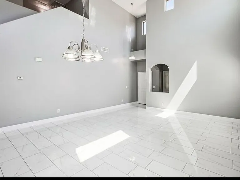 10231 W Raymond St — Photo 3