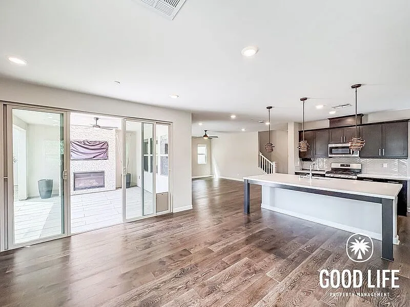 4 bed, 3.0 bath, 2928 sqft, $5,745 — Photo 3